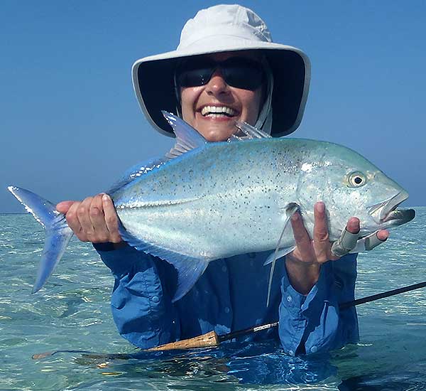 Große Freude bei dieser Fliegenfischerin über einen wunderschönen Bluefin Trevally